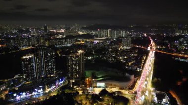 Bukit Jalil, Kuala Lumpur, Malezya - 22 Kasım 2023: Araba ışığı kuş bakışı perspektiften izler