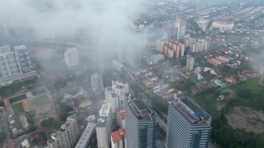 Bukit Bintang, Kuala Lumpur, Malezya - 01 Aralık 2023: Sersemletici hava perspektifi Düşük bulutlar görkemli Kuala Lumpur siluetini gözler önüne seriyor.