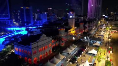 Bukit Bintang, Kuala Lumpur, Malezya - 02 Aralık 2023: Yaşam Nehri 'nin arkasındaki Bangunan Sultan Abdul Samad