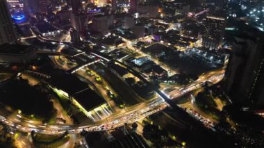 Bukit Bintang, Kuala Lumpur, Malezya - 02 Aralık 2023: Büyüleyici ışık yollarından geçen nefes kesici gece yarısı hava aracı.