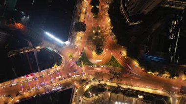Bukit Bintang, Kuala Lumpur, Malezya - 02 Aralık 2023: Geceleri büyüleyici ışık yollarından geçen arabanın havadan çekimi