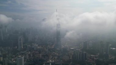 Bukit Bintang, Kuala Lumpur, Malezya - 07 Aralık 2023: Hava Warisan 118 binası sisli bulutlarla kaplı