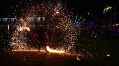 Butterworth, Penang, Malezya - 16 Aralık 2023: Yavaş çekim yangın dümencisi büyüleyici bir alev ve beceri gösterisiyle coşkulu bir kalabalığı cezbetti