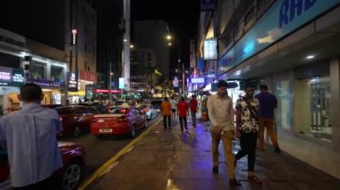 Bukit Bintang, Kuala Lumpur, Malezya - 17 Kasım 2023: Gece gökyüzü altında, şehir sokakları kalabalıkların varlığı ile canlandırılır