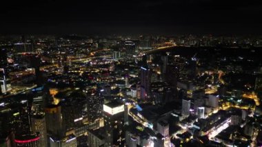 Bukit Bintang, Kuala Lumpur, Malezya - 17 Kasım 2023: Gece boyunca kentsel gökdelenlerin modern ve zarif tasarımını vurgulayan yükseltilmiş bakış açısı.