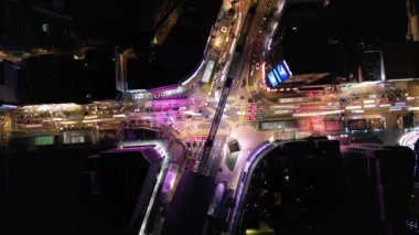 Bukit Bintang, Kuala Lumpur, Malezya - 19 Kasım 2023: Bukit Bintang caddelerinde hafif bir patika oluşturan araba ışıklarının renkli hava görüntüleri