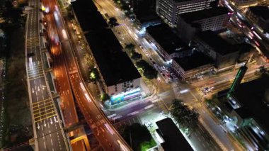 Bukit Bintang, Kuala Lumpur, Malezya - 20 Kasım 2023: Araba ışığı yolları karmaşık desenler oluşturuyor, sokakları aydınlık bir tuvale dönüştürüyor
