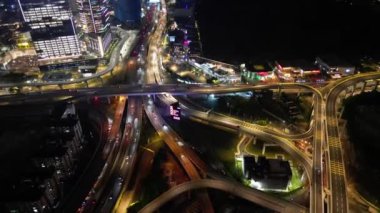 Bukit Bintang, Kuala Lumpur, Malezya - 20 Kasım 2023: Kalabalık bir gece trafik ışıklarının karmaşık desenlerini ve tonlarını yakalamak.