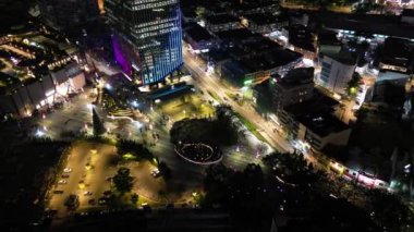 Bukit Bintang, Kuala Lumpur, Malezya - 20 Kasım 2023: Geceleri TRX şehrinde kentsel manzara