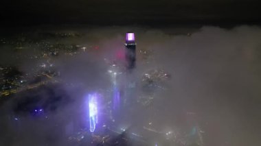 Bukit Bintang, Kuala Lumpur, Malezya - 21 Kasım 2023: Gökdelenlerin gökyüzü hakimiyetini vurgulayan hava perspektifi TRX 106, sisli bulutlarla yükseltildi.