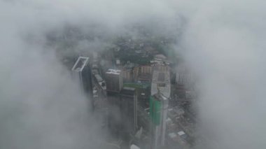 Bukit Bintang, Kuala Lumpur, Malezya - 22 Kasım 2023: Sabahın alçak bulutları altındaki bir şehrin insansız hava aracı görünümü atmosferik cazibesi.