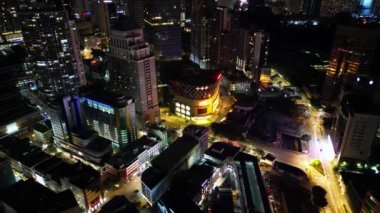 Bukit Bintang, Kuala Lumpur, Malezya - 02 Aralık 2023: Geceleri yükselen gökdelenlerin ve lüks apartmanların nefes kesici görüntüsü