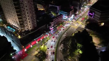 Bukit Bintang, Kuala Lumpur, Malezya - 02 Aralık 2023: Geceleri Kota Raya alışveriş merkezi yakınlarında hava manzaralı Jlaan Pudu