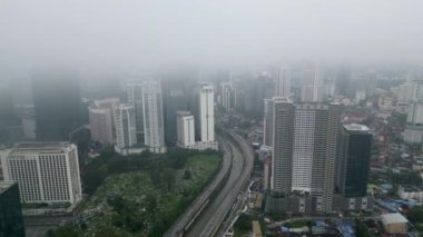 Bukit Bintang, Kuala Lumpur, Malezya - 07 Aralık 2023: Şehir yakınlarında hava sisli bulutlu sabahı
