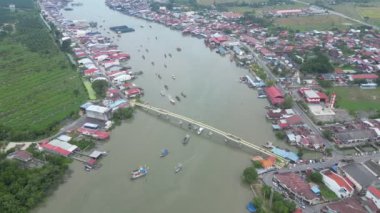 Tepeden karşıya geçen bir nehrin çarpıcı görüntüsü