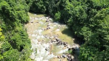 Şelaleden güzel bir nehre yaklaştıkça hava macerası başlıyor.