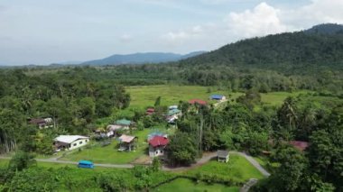 Hava manzaralı Selama, Perak Malay köyü tarlaya yakın.