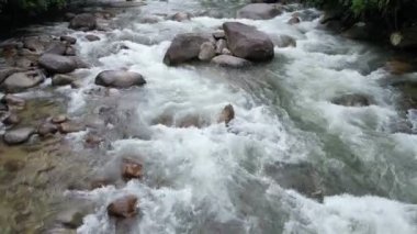 Suyun sakin cazibesi yavaşça kayalık dokuların üzerine iniyor..