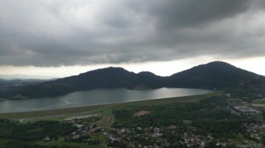 Yağmur yağmadan önce kara bulutlar içinde Mengkuang barajına doğru yavaş hareket edin.