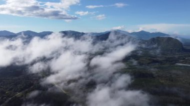 Kuş bakışı Baling Tepesi 'nin mistik cazibesini gözler önüne seriyor. Yumuşak, alçak bulutlarla örtülü.