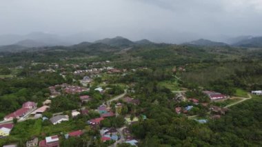 Yükseltilmiş bakış açısı Baling köyünün sakin atmosferini vurguluyor