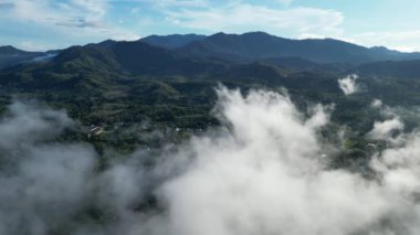 Bulutlarla kaplı bir tarlanın manzarası, Baling, Kedah 'da yüksek bir perspektiften sakin bir atmosfer yaratıyor.