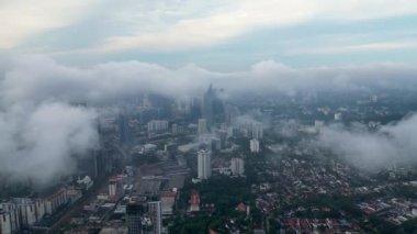 Alçak hava bulutları, KL 'deki büyük şehir manzarasını kaplıyor..