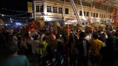 Bukit Mertajam, Penang, Malezya - Sep 01 2023: Ağır çekim tutkunları Aç Hayalet Festivali sırasında joss kağıdı sundular