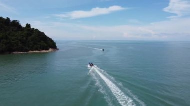 Teluk Bahang, Penang, Malezya - 10 Kasım 2023: Teluk Bahang Ulusal Ormanı 'nda hareket eden balıkçı teknesinin havadan görünüşü