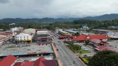 Baling, Penang, Malezya - 13 Kasım 2023: Baling kasabasının sokaklarının ve binalarının büyüleyici ayrıntılarının yer aldığı yüksek açılı perspektif.