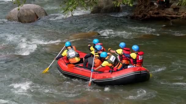 马来西亚 佩拉克 塞拉马 2023年11月5日 拉法队的爱好者们面对着河流急流的巨大挑战 慢动作 — 图库视频影像