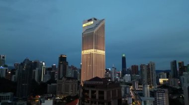 Bukit Bintang, Kuala Lumpur, Malezya - 18 Kasım 2023: Mavi saatte Maybank binasına hava yükselmesi