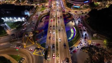 Bukit Bintang, Kuala Lumpur, Malezya - 18 Kasım 2023: Bulatan Dato Onn 'daki araba trafiğinin ritmik akışını yakaladı