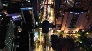 Bukit Bintang, Kuala Lumpur, Malezya - 19 Kasım 2023: Yukarıdan gelen araba ışıkları, Jalan Imbi 'de hava karardıktan sonra kentteki trafiğin ahenkli akışını gösteriyor
