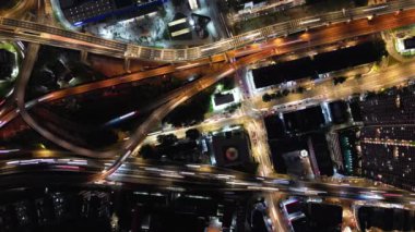 Bukit Bintang, Kuala Lumpur, Malezya - 20 Kasım 2023: Gece canlanan hareketli bölgelerde araba ışıklarının hava görüntüleri