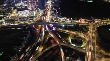 Bukit Bintang, Kuala Lumpur, Malezya - 20 Kasım 2023: Şehir yaşamının kalp atışlarını gösteren büyüleyici desenler oluşturan araba ışığı yolları