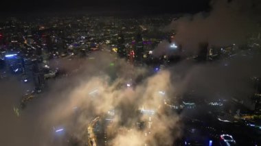 Bukit Bintang, Kuala Lumpur, Malezya - 21 Kasım 2023: Hava KLCC puslu bulutlarda gece yarısı ışığı kapatıldı.