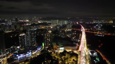 Bukit Jalil, Kuala Lumpur, Malezya - 22 Kasım 2023: Gece trafiğine yakalanan araçların yayılan ağını vurgulayan yükseltilmiş bakış açısı.