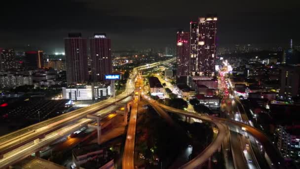 クアラルンプール クアラルンプール マレーシア 2023年11月20日 夜の都市のダイナミズムを示す車のライトの景観 — ストック動画