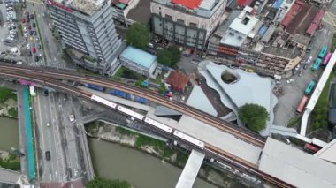 Bukit Bintang, Kuala Lumpur, Malezya - 23 Kasım 2023: Havadan görüş Pasar Seni İstasyonu yakınındaki LRT hareketine bakın