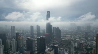 Bukit Bintang, Kuala Lumpur, Malezya - 24 Kasım 2023: TRX 106 kulesi bu büyüleyici hava manzarasında zarif bir şekilde alçak asılı bulutların arasından yükseliyor