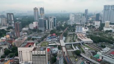 Bukit Bintang, Kuala Lumpur, Malezya - 01 Aralık 2023: Pürüzsüz gökdelenlerin modern mimarisi ve Pasar Seni 'deki eski bina