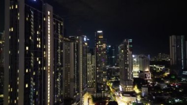 Bukit Bintang, Kuala Lumpur, Malezya - 19 Kasım 2023: İHA manzaralı ikonik gökdelen yapıları üzerine odaklı şehir manzarası.