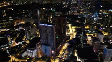 Bukit Bintang, Kuala Lumpur, Malezya - 20 Kasım 2023: Kuala Lumpur 'daki Berjaya Zaman Meydanı' ndaki nefes kesici şehir ışıkları ve ikonik binaları gösteren hava görüntüleri.