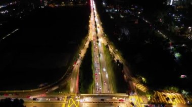 Bukit Jalil, Kuala Lumpur, Malezya - 22 Kasım 2023: Kuş bakışı perspektifi, trafik sıkışıklığında trafik lambalarını aydınlatıyor.
