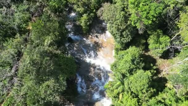 壮大な滝に向かう空気の息をのむ旅 — ストック動画