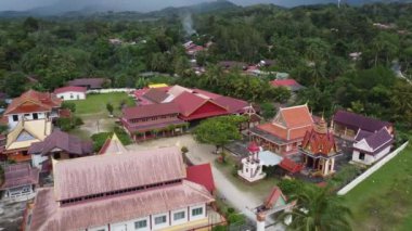 Baling, Kedah, Malezya - 13 Kasım 2023: Palelai siam tapınağının havadan görünüşü
