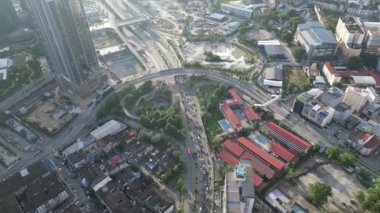 Bukit Bintang, Kuala Lumpur, Malezya - 20 Kasım 2023: Şehir güneşinde yoğun araba trafiğinin insansız hava aracı görüntüsü