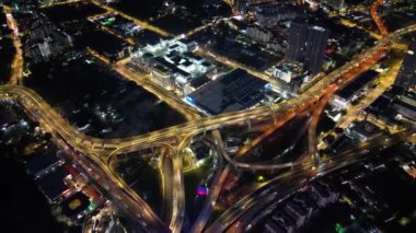 Bukit Bintang, Kuala Lumpur, Malezya - 20 Kasım 2023: Havadan çekilen görüntü, gece hareket halindeki araçların aydınlık yollarından şehrin enerjisini açığa çıkarıyor..