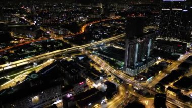 Bukit Bintang, Kuala Lumpur, Malezya - 20 Kasım 2023: Cheras Kuala Lumpur 'un gece parlayan şehir manzarası ve modern binaları